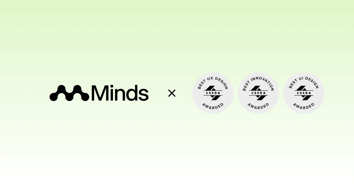 Logo Minds avec trois badges de prix CSSDA sur le fond dégradé jaune-vert de Minds
